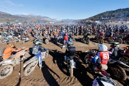 Centenars de pilots, la majoria de la categoria Friends, moments abans que es donés la sortida a la prova reina d’ahir. - MIQUEL ROVIRA