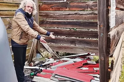 Antonio Graell tira la brossa en un contenidor sense identificació. - A.G.