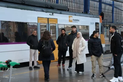 Viatgers fent cua per pujar a un bus a Cervera. - JORDI BONILLA