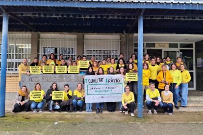 Tancament a l’escola Minerva com a prèvia- Docents de molts centres van preparar durant el dia d’ahir pancartes per a la manifestació que recorrerà avui la ciutat de Lleida. Alguns van ser més enllà i es van tancar a l’escola Minerva, a Balàfia com a prèvia de la vaga. Aquest matí està prevista una concentració a les 7.45 a la plaça Espanya, un esmorzar popular reivindicatiu davant la delegació del Govern i la manifestació partirà a les 12.30 de la plaça Ricard Viñes.