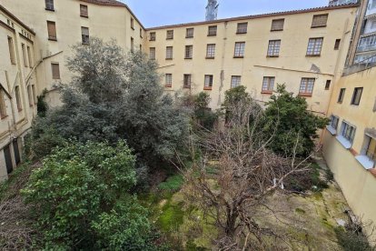 L’edifici de les Josefines està degradat i el pati, totalment assilvestrat. - JORDI ECHEVARRIA