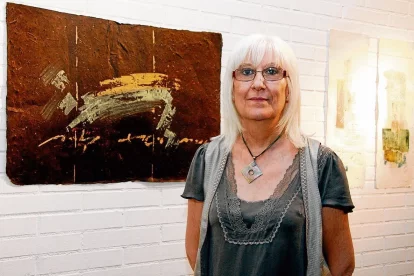 L’artista Rosa Siré, en una exposició el juny del 2010 a l’Espai Cavallers de Lleida. - ITMAR FABREGAT