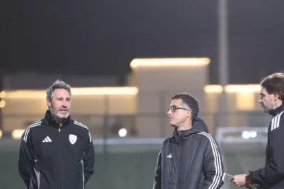 Ramon Alturo, amb ulleres, escolta les indicacions de Vicente Moreno.