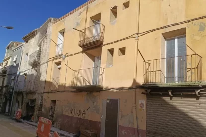 La cases que es tiraran estan ubicades als números 8 i 10 del carrer La Parra. - A.A.