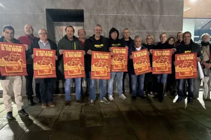 L’equip d’UP de Lleida, amb els cartells electorals. - UP