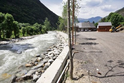 Eth rebastiment deth camping includie un mur de contencion ath cant dera Garona. - LLEONARD DELSHAMS