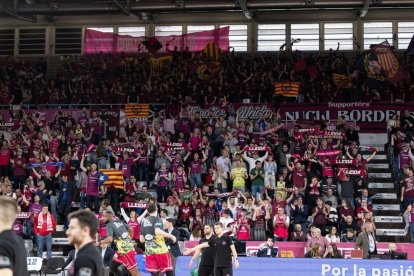 Imatge de la grada del Barris Nord abans de començar l’últim partit, davant del Baxi Manresa. - JAVI ENJUANES