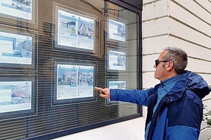 Ofertes de lloguer i venda de pisos en una oficina de la Seu. - CYNTHIA SANS