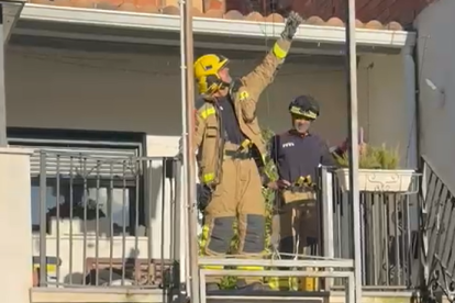 Bombers recollint els trossos de paret que han caigut