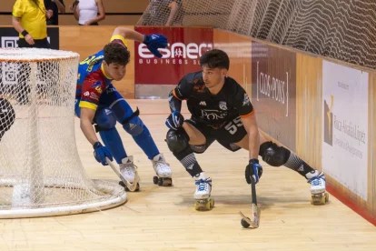 Nico Ojeda condueix la bola en el partit de la primera volta. - ANIOL MORAL