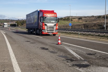 Un carril tallat a l'A-2 a Ribera d'Ondara aquest dilluns.