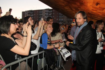 Viggo Mortensen fent firmes per les seues fans a la sortida de la Llotja de Lleida.