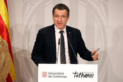 El conseller d'Agricultura, Òscar Ordeig, en roda de premsa per anunciar nous positius en pesta porcina africana.