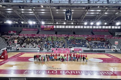 Escolars de sis col·legis de la ciutat van ser ahir espectadors d’excepció en l’entrenament de l’Hiopos Lleida al Barris Nord. - SERGI PALACIOS