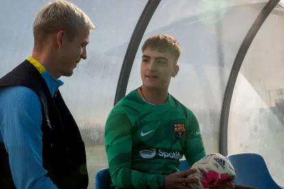 Dani Olmo llançant-li un penal. - FCB