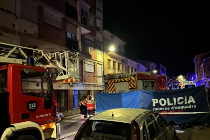 Desplegament dels Bombers i dels Mossos d’Esquadra al lloc dels fets.