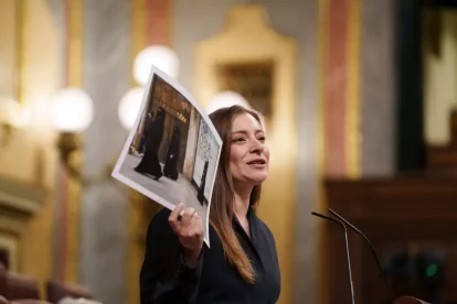 La portaveu del PP, Ester Muñoz, mostra una fotografia per defensar la prohibició del burca. - EUROPA PRESS