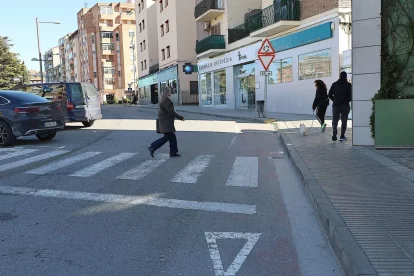 Un dels passos de vianants de la ciutat no adaptats a persones amb mobilitat reduïda. - J. GÓMEZ