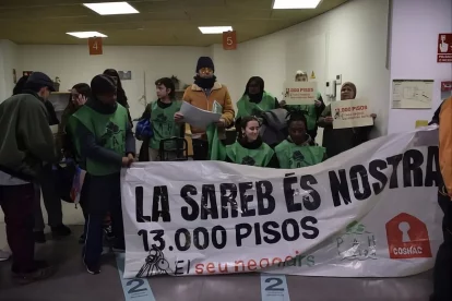 Una vintena d’activistes de la PAH van entrar ahir a Habitatge per denunciar aquesta situació. - SCD