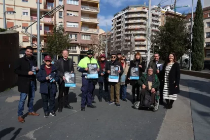 Regidors, agents cívics i representants d’entitats ahir en l’inici de la campanya. - AMADO FORROLLA
