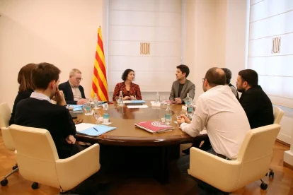Un moment de la reunió entre el Govern i els comuns per abordar els pressupostos del 2026. - ACN