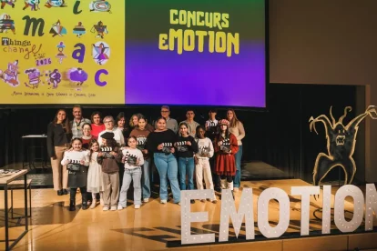 Fotografia de grup dels guanyadors del concurs e-Motion, ahir en la gala celebrada a la Llotja. - XAVI RUÉ