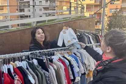 Maite Pou, responsable de La Mainada, minuts abans de desmuntar la parada ahir a Ricard Viñes. - MARC CARBONELL