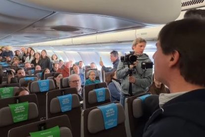 La emocionante actuación de 150 cantantes del Orfeó Català en pleno vuelo hacia Los Angeles