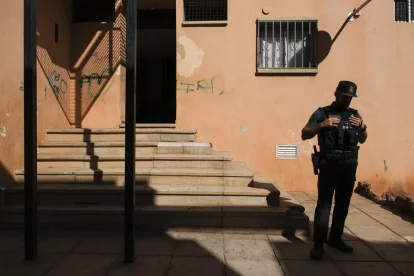 Un agent davant l’entrada de l’habitatge on es va cometre el crim. - EFE