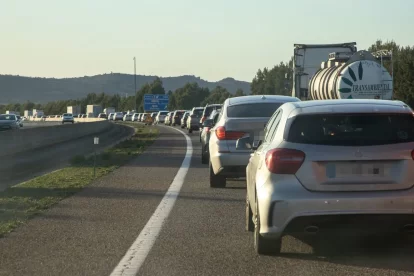 Centenars de turismes i de camions formant cua ahir a l’A-2 a l’estar tallat un dels dos carrils. - LAIA PEDRÓS