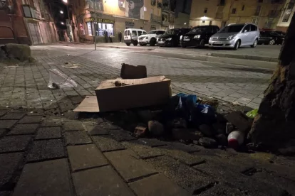 Munt de pedres preparades ahir durant la baralla.