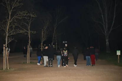 Desenes d’adolescents es van atansar a la Mitjana a la recerca de ‘therian’, però sense èxit. - AMADO FORROLLA