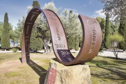 Escultura dedicada a ‘Nova Tàrrega’ instal·lada el 2025, el 80 aniversari de la revista del Grup SEGRE. - LAIA PEDRÓS