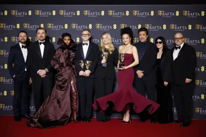 Director, actors i personal de la pel·lícula ‘Una batalla tras otra’ posen després de l’èxit als Bafta. - EFE/EPA/TOLGA AKMEN