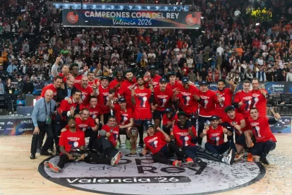 La plantilla del Baskonia posa amb el trofeu i llueix samarretes commemoratives. - EUROPA PRESS