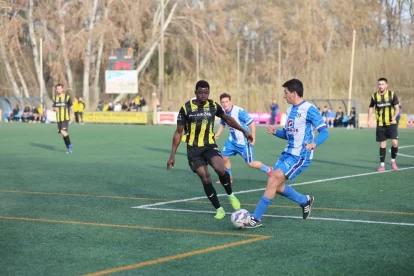 Un futbolista del Torregrossa intenta treure la bimba pressionat per un rival. - AMADO FORROLLA