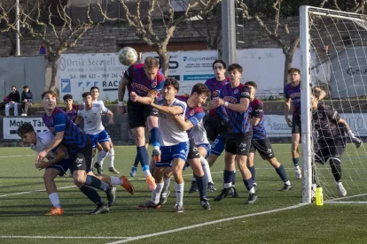 La defensa del Tàrrega rebutja un córner servit pel Sitges, ahir durant el partit. - LAIA PEDRÓS