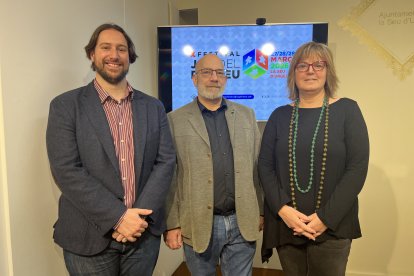 Els codirectors del Festival del Joc del Pirineu, Marc Travé i Pablo Giménez, amb la tinent d'alcalde de Promoció Econòmica de l'Ajuntament de la Seu d'Urgell, Gemma Tó, presentant la desena edició del certamen.