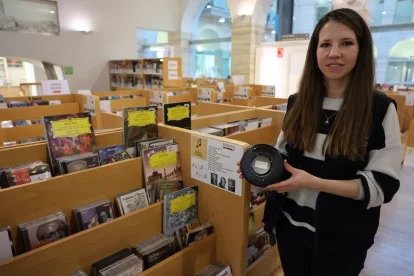 Montse Grau, de l’àrea de música i imatge de la Biblioteca, amb un dels reproductors en préstec. - AMADO FORROLLA