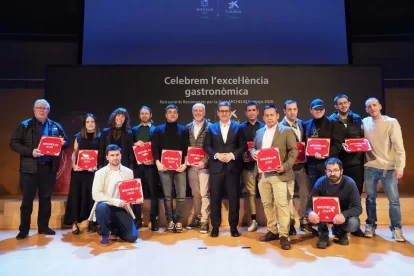Responsables dels restaurants lleidatans, després de rebre la placa acreditativa a l’Auditori de Girona. - CAIXABANK