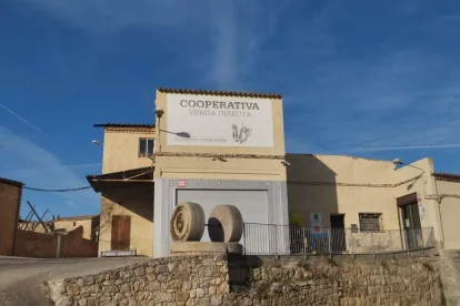 L’edifici de la cooperativa del Cogul es troba dins del nucli urbà i ha quedat obsolet. - JYGSA