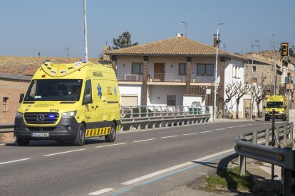 Dos ambulàncies sortint de Claravalls, aquest matí.