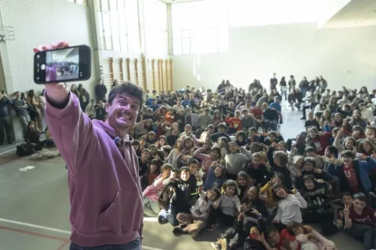 El cantant, fent-se una foto amb els alumnes de l’Escola Sant Jordi de Lleida. - J.GÓMEZ