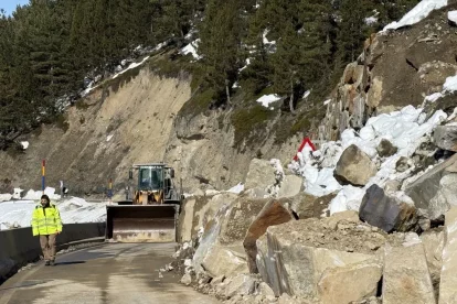 Els operaris van deixar lliure un dels carrils per començar amb el sanejament del mur. - MARTA LLUVICH/ACN