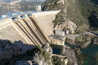 El pantà de Santa Anna alliberava aigua a través de la central hidroelèctrica, que explota Endesa.