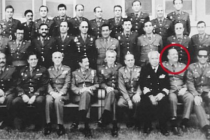 Els protagonistes, en el macrojudici. A la imatge apareixen la majoria dels processats, entre ells els lleidatans Vicente Gómez Iglesias i Diego Ibáñez Inglés (segon per la dreta a la fila de baix). Aquest últim va morir el 1987, al cap de poc de sortir de la presó.