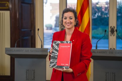 La consellera d'Economia i Finances, Alícia Romero, mostra el projecte de pressupost després de l'entrega al Parlament.
