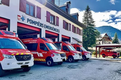 Quate des ambulàncies que formen part dera flòta de veïculs des Pompièrs d’Aran.