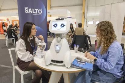 Una de les desenes d’entrevistes ràpides que les empreses van fer a joves ahir. - JORDI ECHEVARRIA