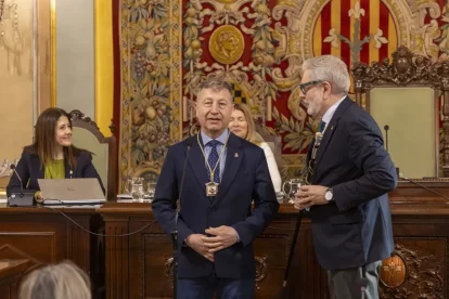 Castro torna a la Paeria. Joan Ramon Castro va prendre ahir possessió com a regidor de Junts en substitució de Rosa Jové. En el mandat anterior va ser el responsable de Mobilitat. En el seu discurs d’acceptació del càrrec, va assegurar que treballarà “per Lleida, des de Lleida, però mai per Lérida”. - JORDI ECHEVARRIA